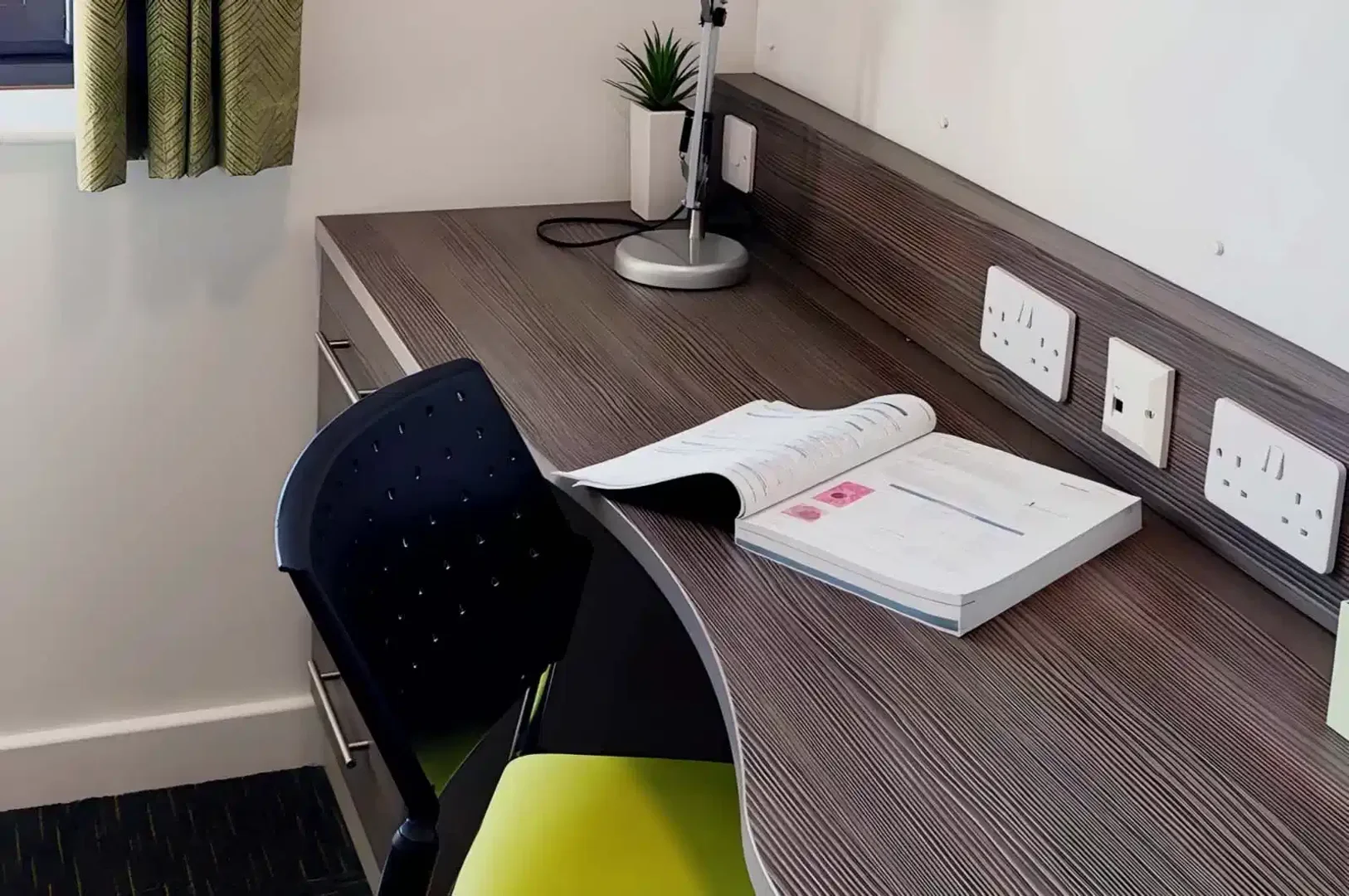 Habitación estudiantil amplia y cómoda en 