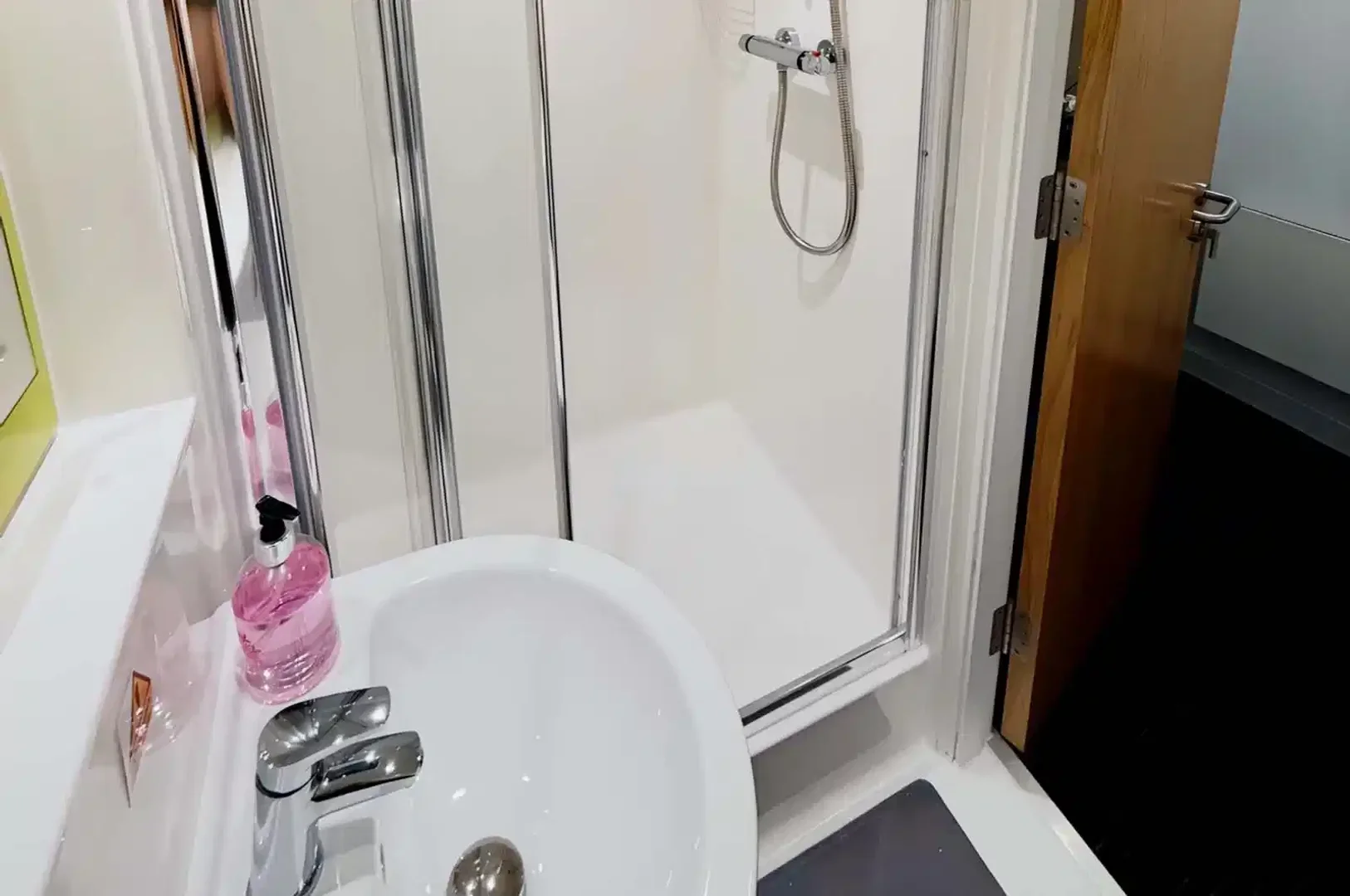 Habitación estudiantil amplia y cómoda en 