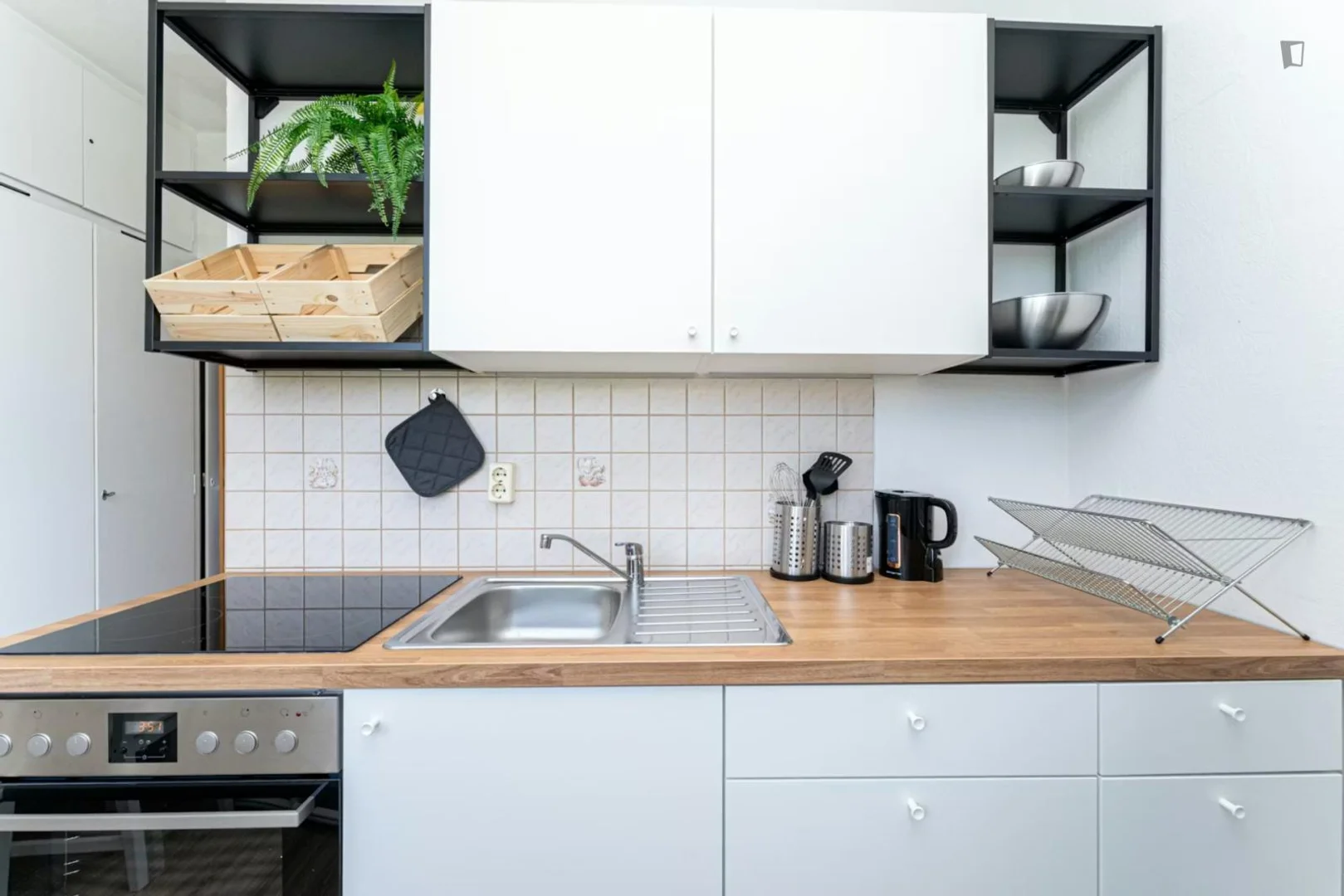 Habitación estudiantil luminosa y aireada con fácil acceso a la universidad en