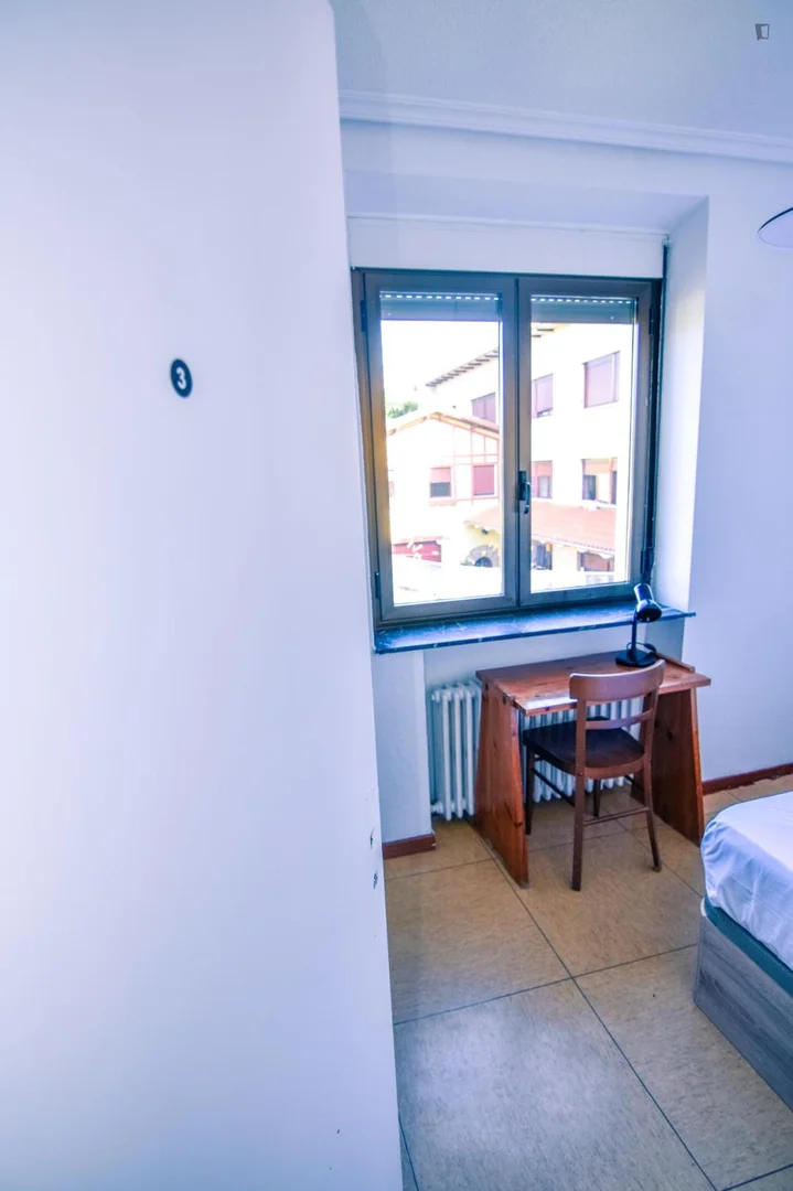 Bezahlbares Zimmer für Studenten mit ausreichender Beleuchtung in 