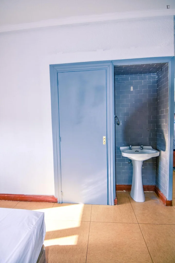 Quarto acessível para estudantes com iluminação ampla em 