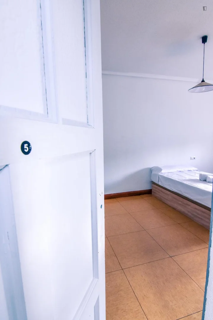 Quarto de estudante económico com localização conveniente em 