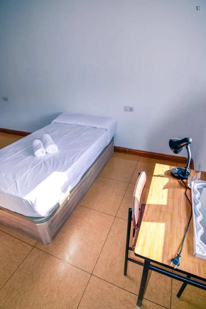 Quarto para alugar em apartamento de estudantes em , totalmente mobilado