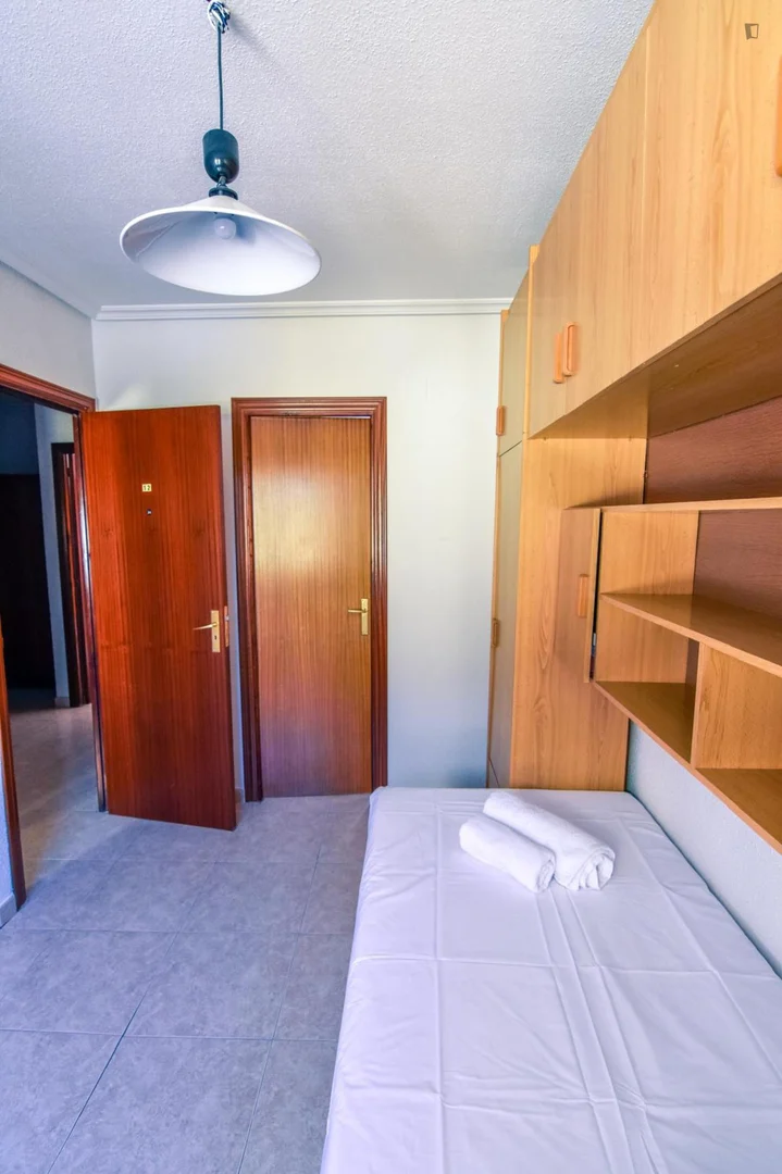 Stanza economica per studenti con ampia illuminazione in 