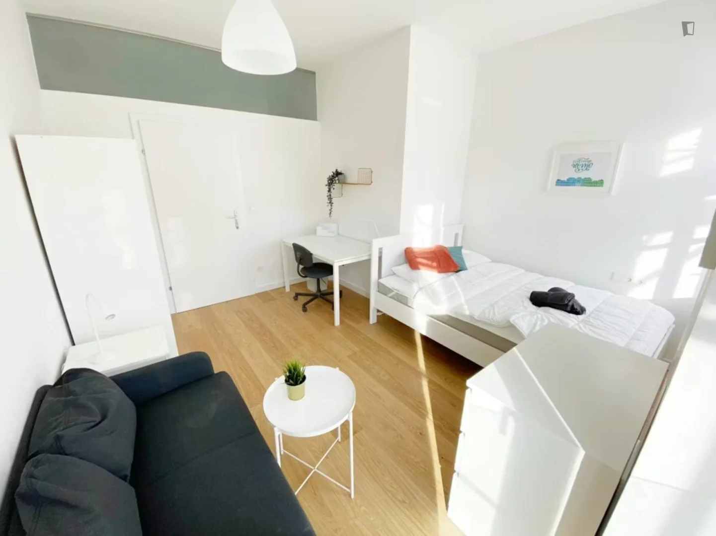 Quarto de estudante em  com área de estudo e instalações partilhadas