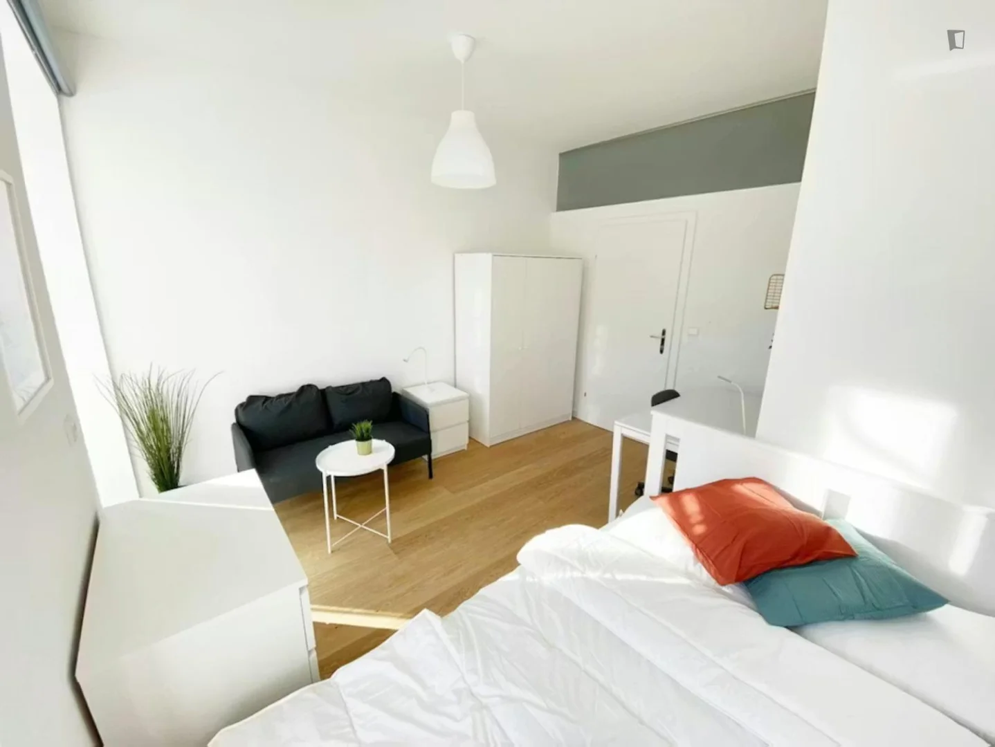 Quarto de estudante luminoso e arejado com acesso fácil à universidade em 