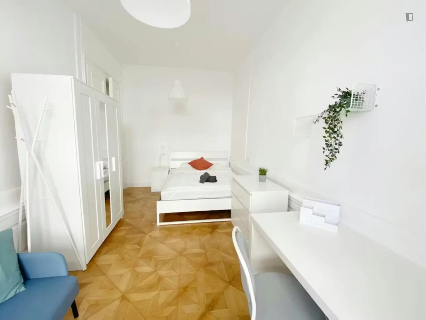 Quarto acessível para estudantes com iluminação ampla em 