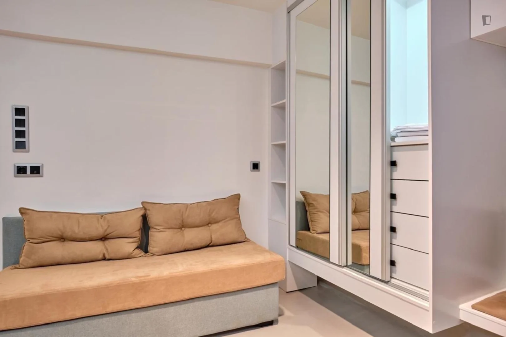 bölgesindeki öğrenciler için tam donanımlı stüdyo daire