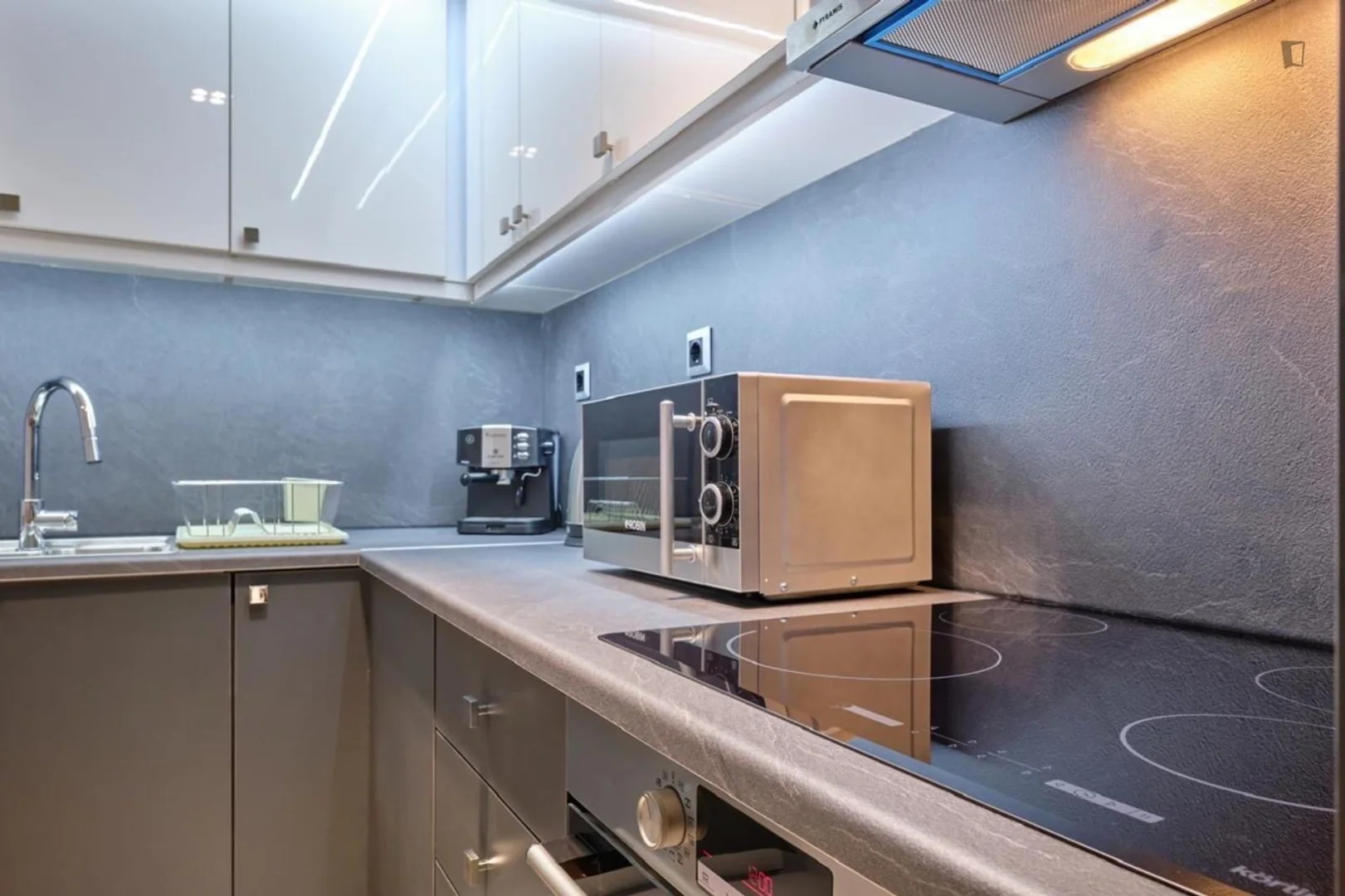 'de etkili düzene sahip minimalist öğrenci stüdyosu