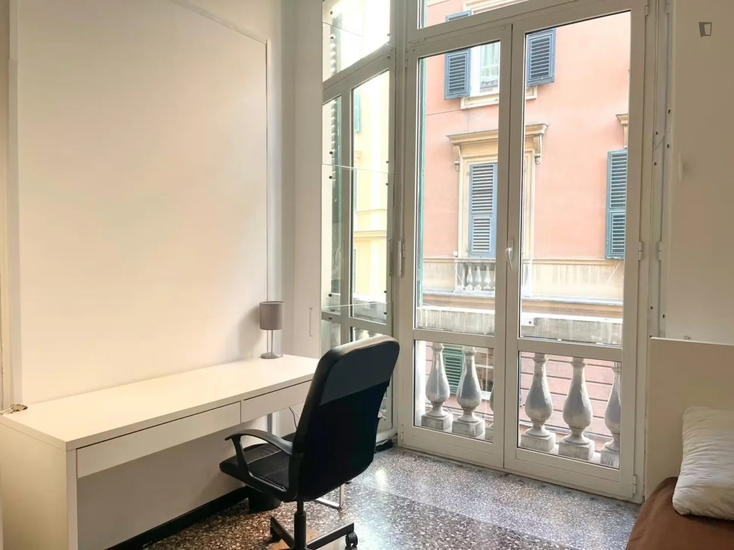 Stanza funzionale per studenti perfetta per studiare a 
