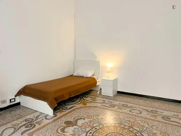 Quarto privado em Via Caffaro, imagem 1 de 12