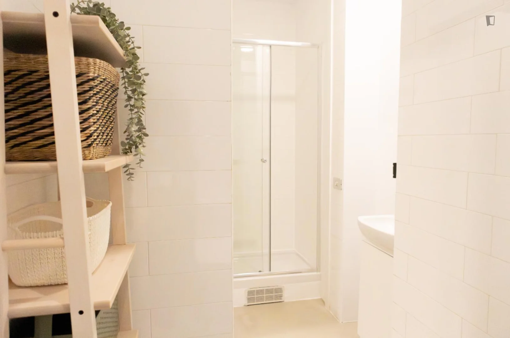 Quarto para alugar em apartamento de estudantes em , totalmente mobilado