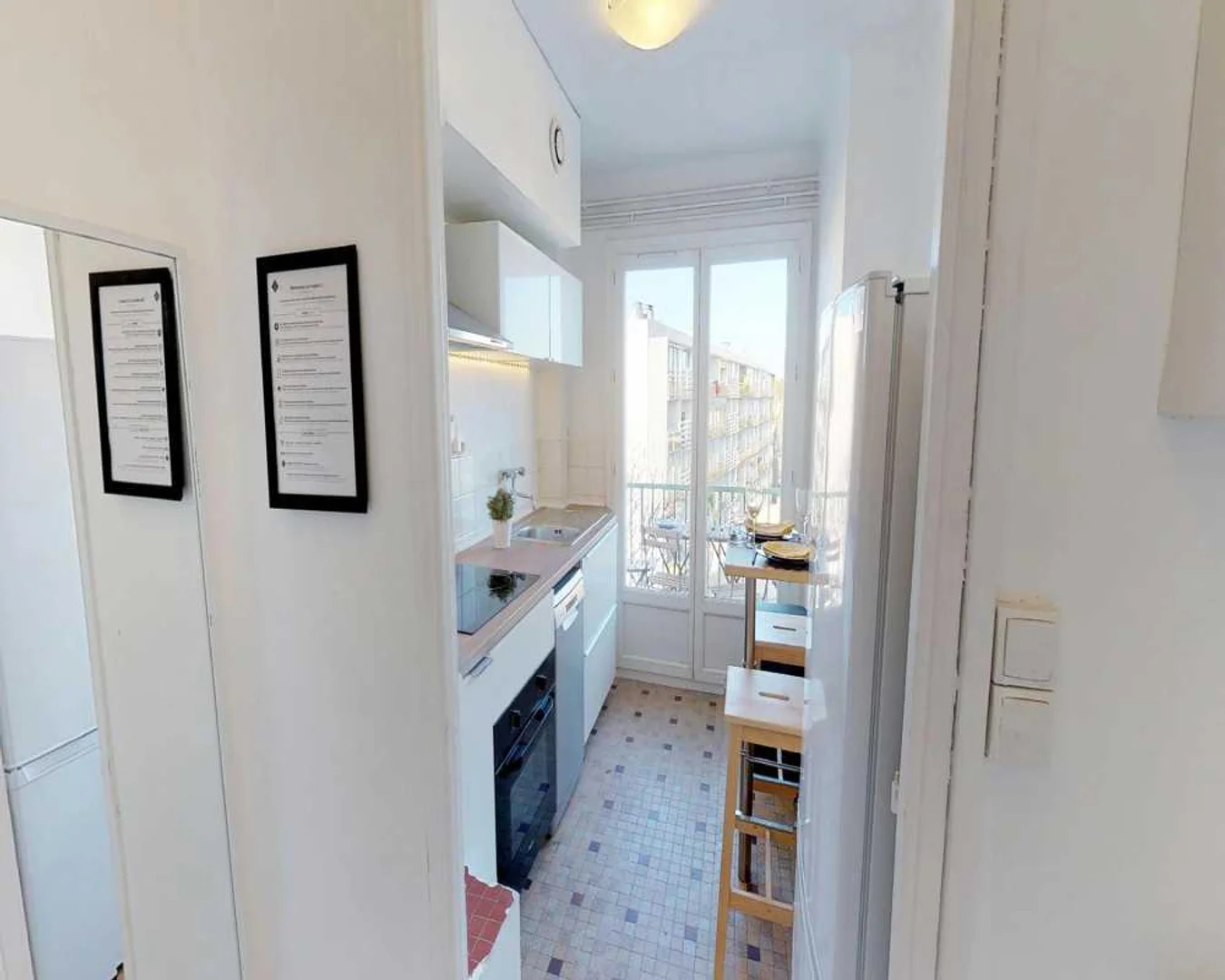 Chambre d'étudiant à  avec espace d'étude et installations communes