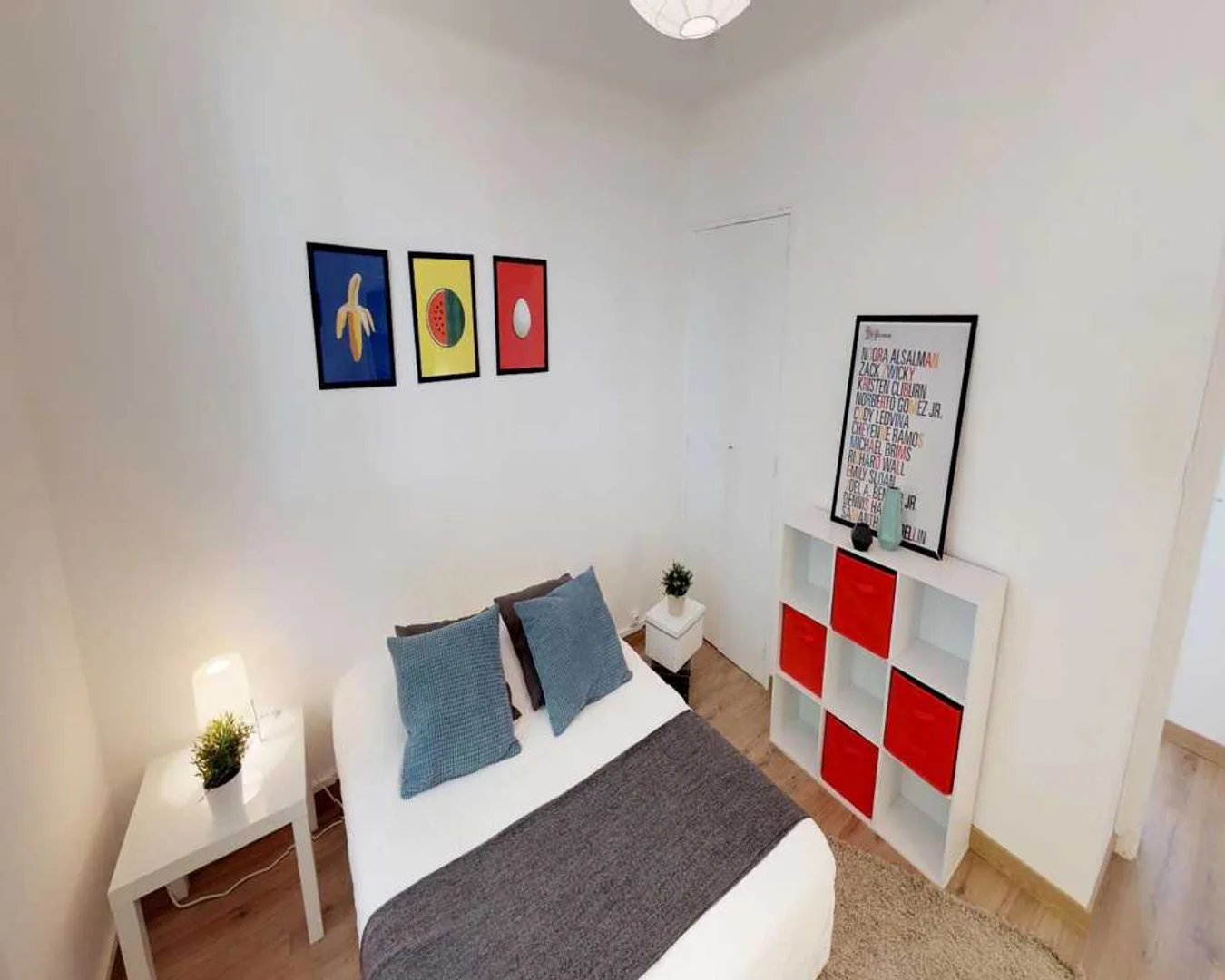 Chambre confortable pour étudiants disponible dans