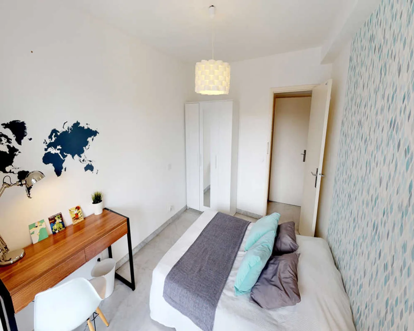 Habitación estudiantil amplia y cómoda en 