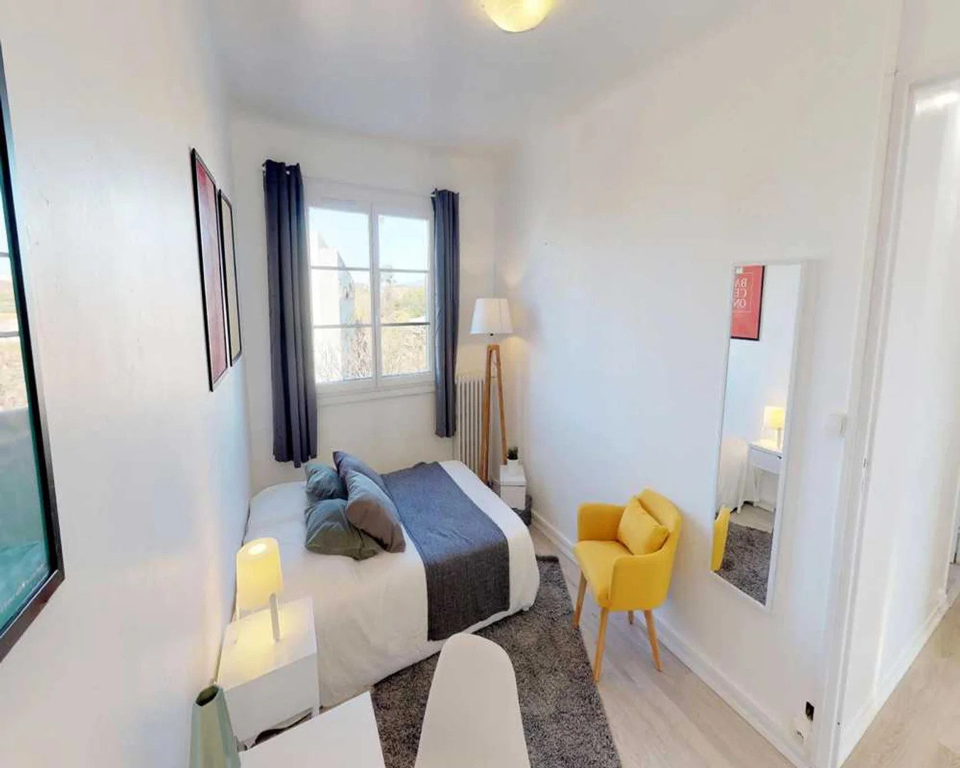 Chambre confortable pour étudiants disponible dans 
