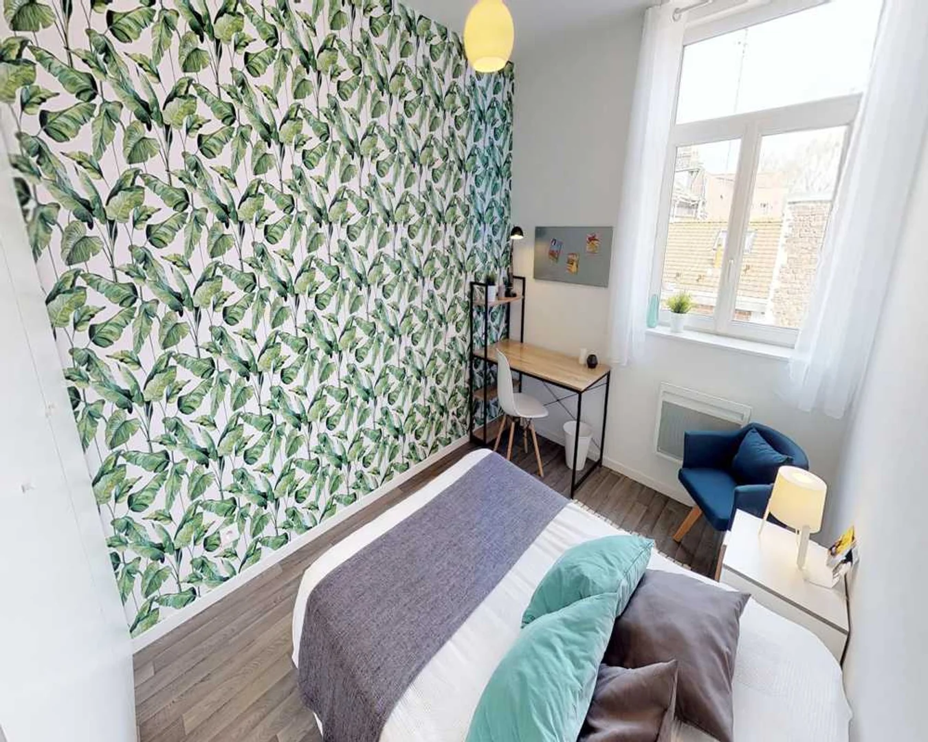 Bright and airy student room with easy university access in 