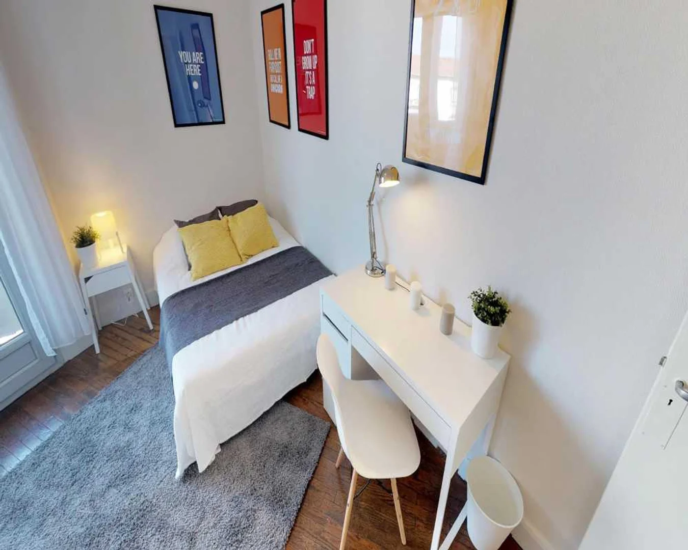 Chambre d'étudiant lumineuse et aérée avec accès facile à l'université dans 