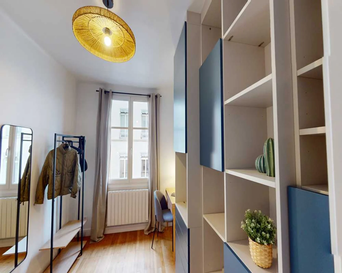 Chambre abordable pour les étudiants avec un bon éclairage dans 