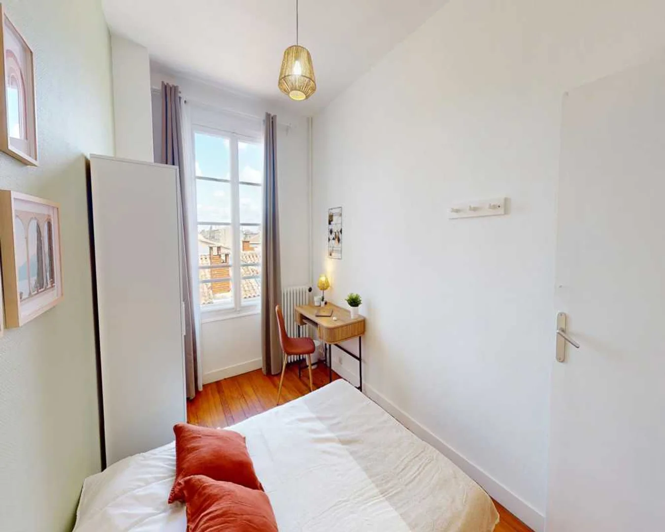 Bright and airy student room with easy university access in 