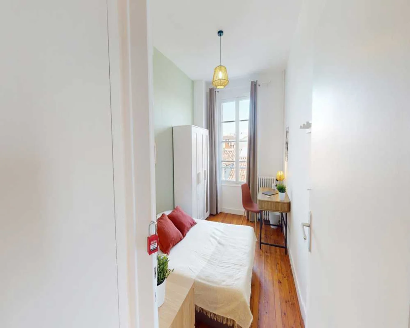 Budget-friendly student room close to campus in 