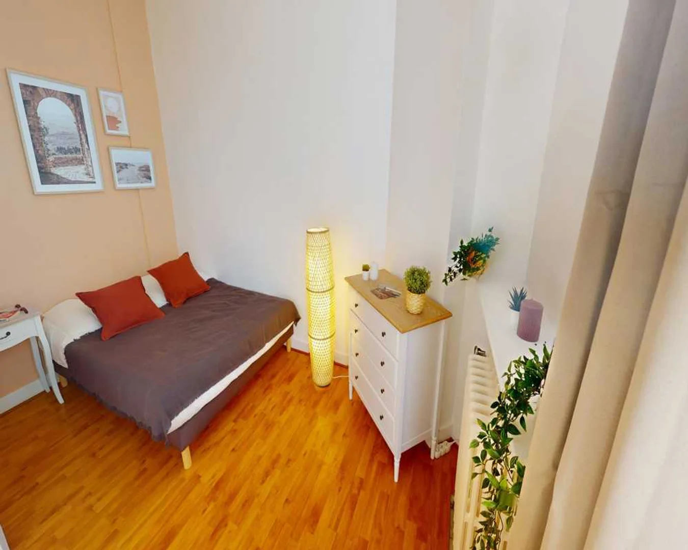 Functional student room perfect for studying in 