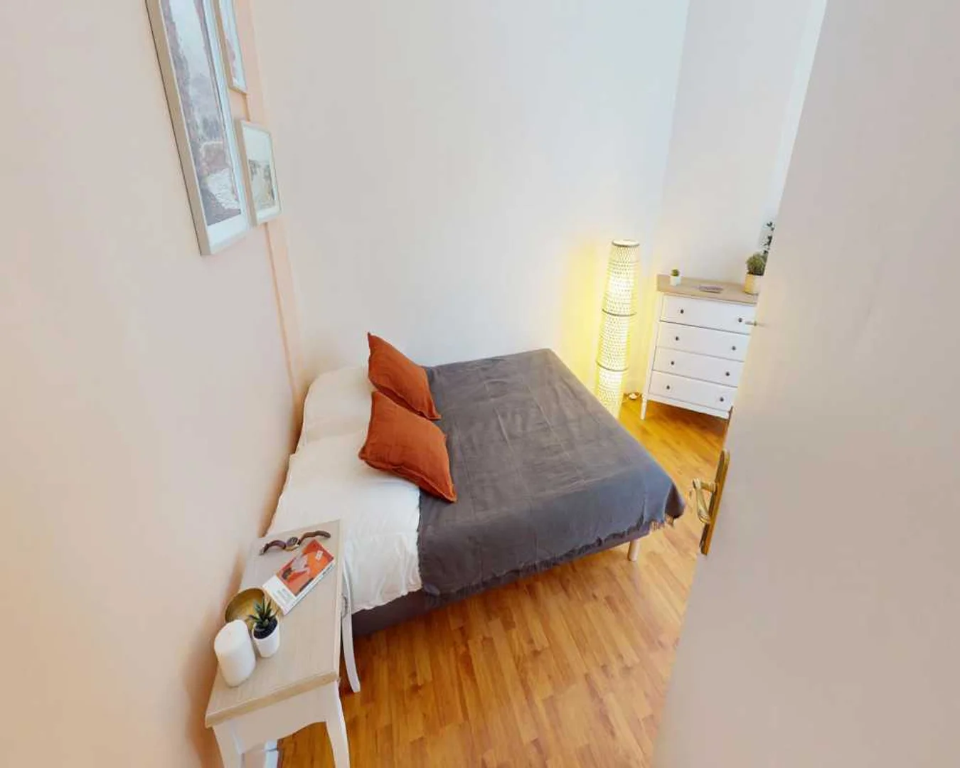Functional student room perfect for studying in 