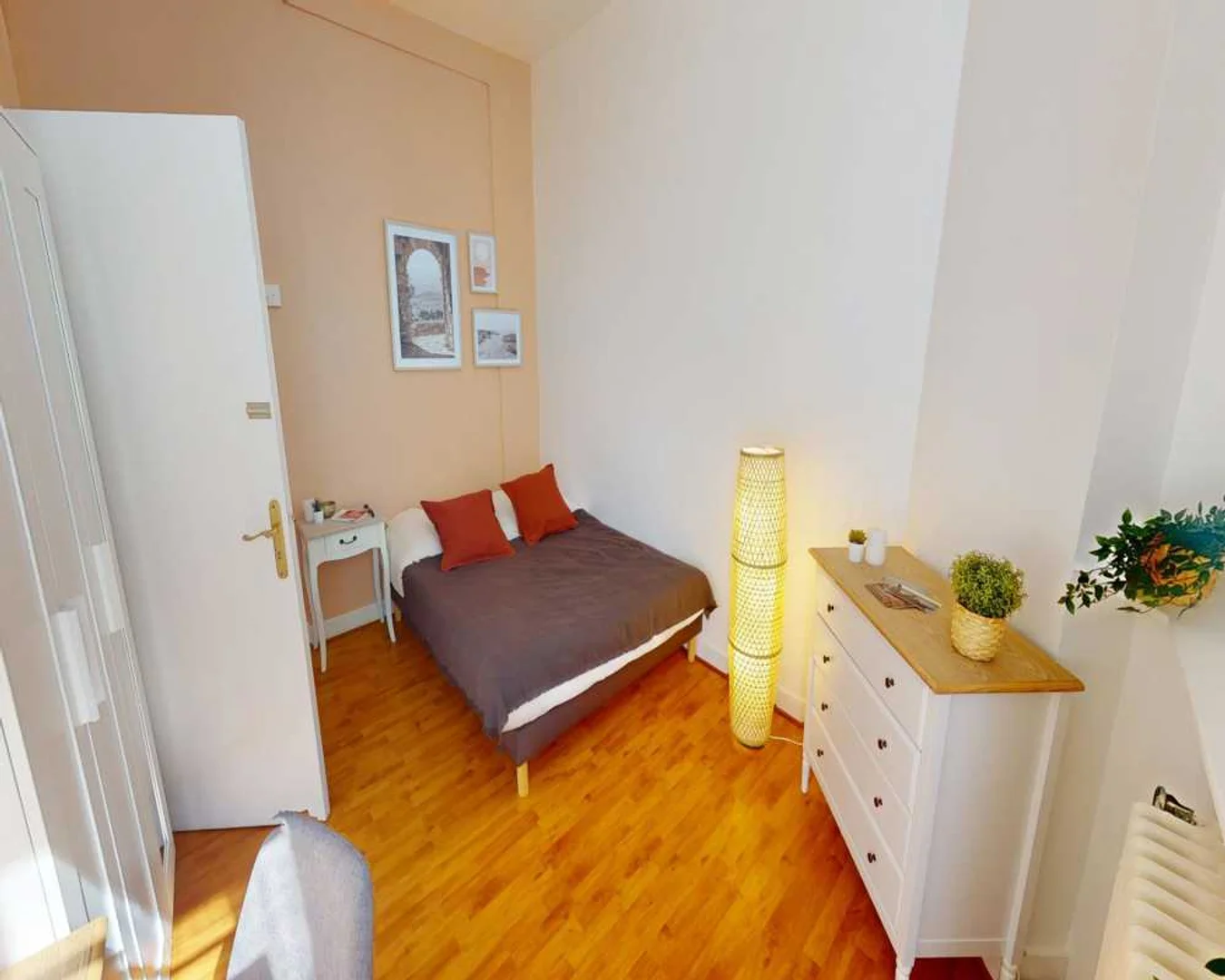 Budget-friendly student room close to campus in 