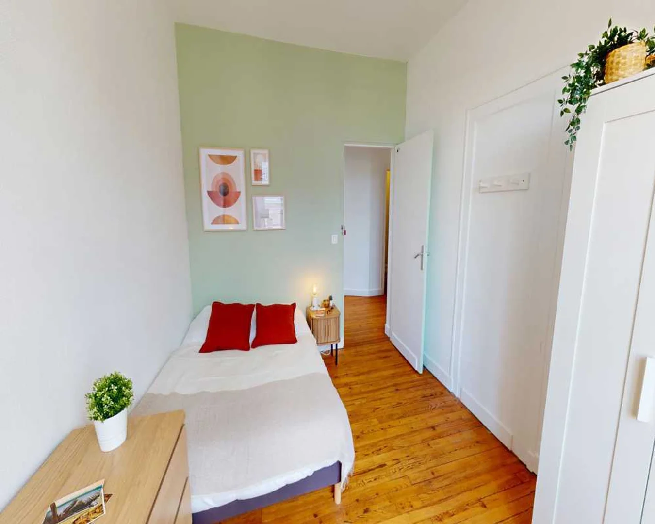 Student-friendly room in  with modern amenities
