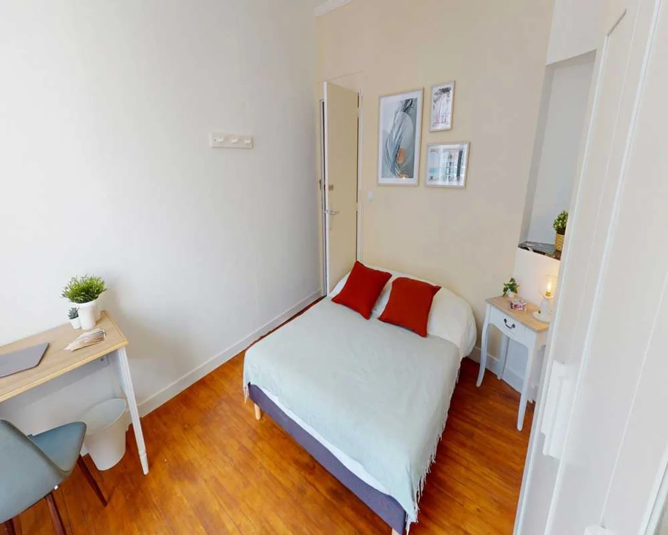Student-friendly room in  with modern amenities