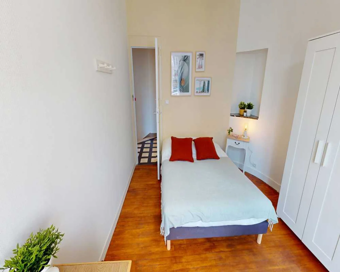 Bright and airy student room with easy university access in 