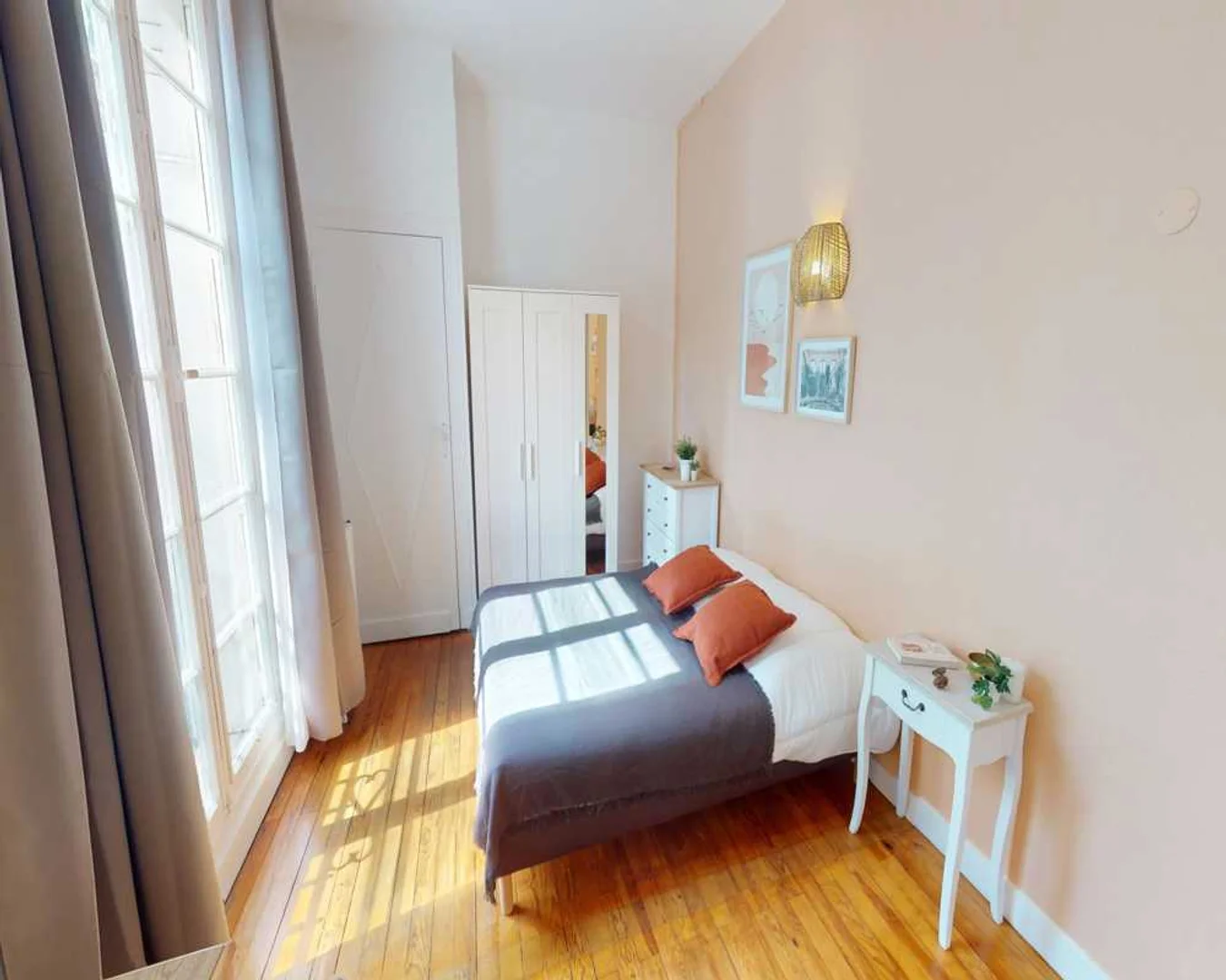 Bright and airy student room with easy university access in 