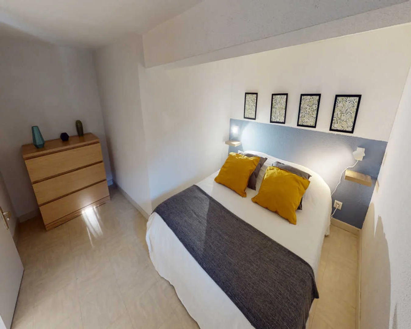 Quarto de estudante luminoso e arejado com acesso fácil à universidade em