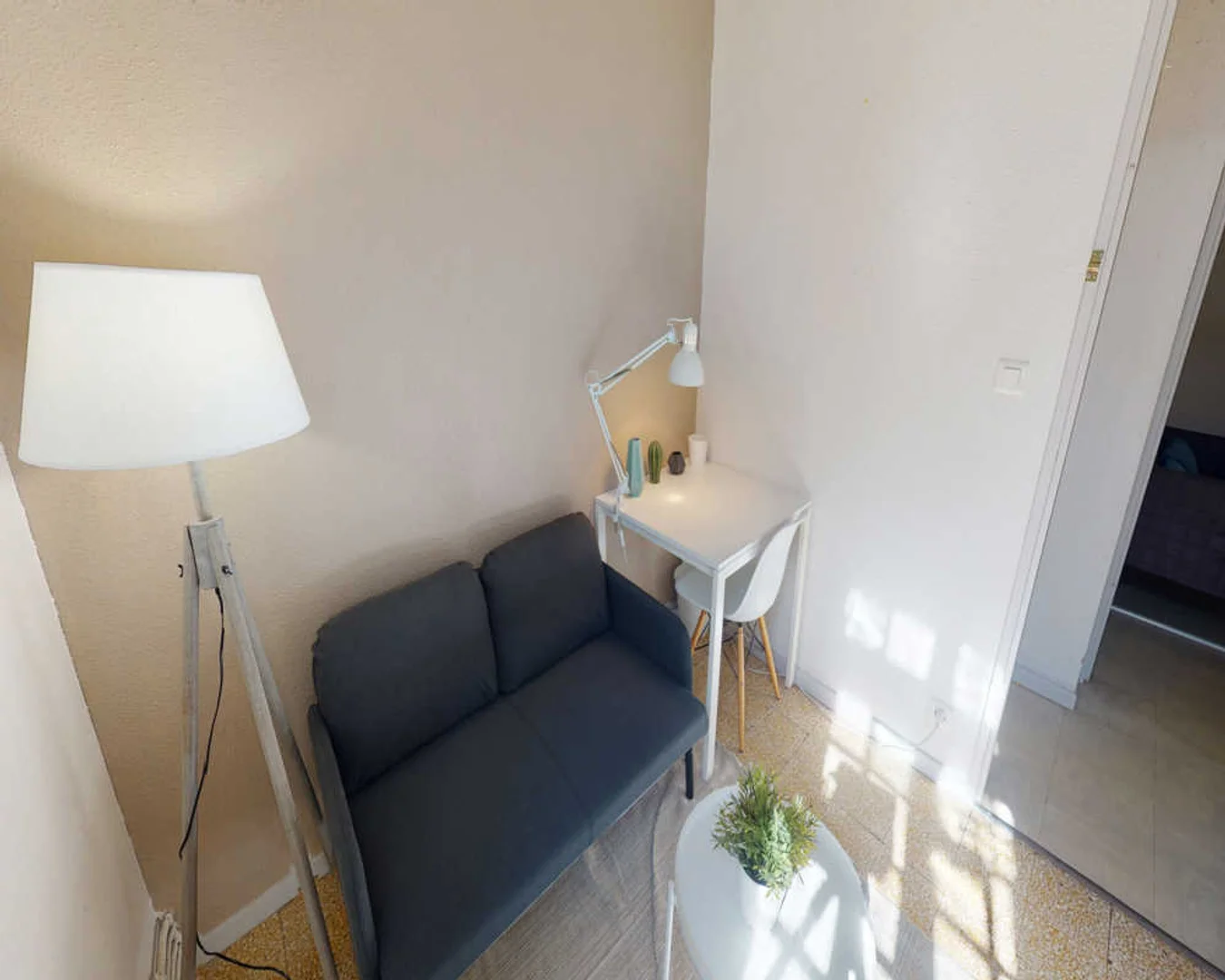 Quarto para alugar em apartamento de estudantes em , totalmente mobilado