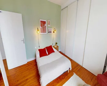 Private room at Rue du Jardin public, image 2 of 22