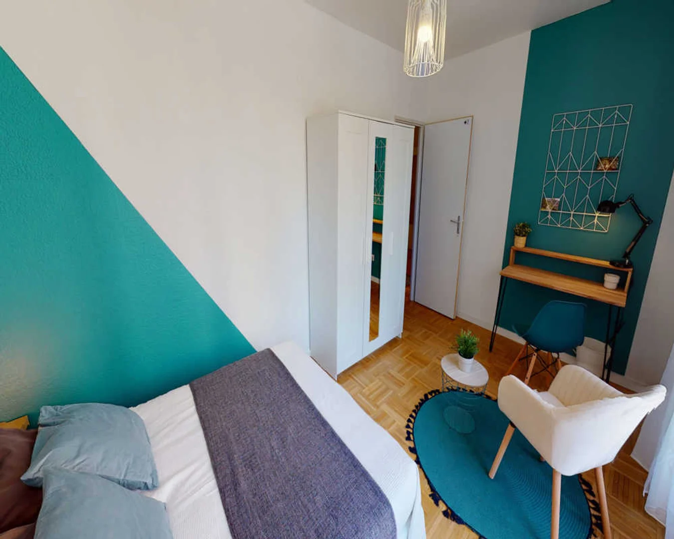 Quarto acessível para estudantes com iluminação ampla em