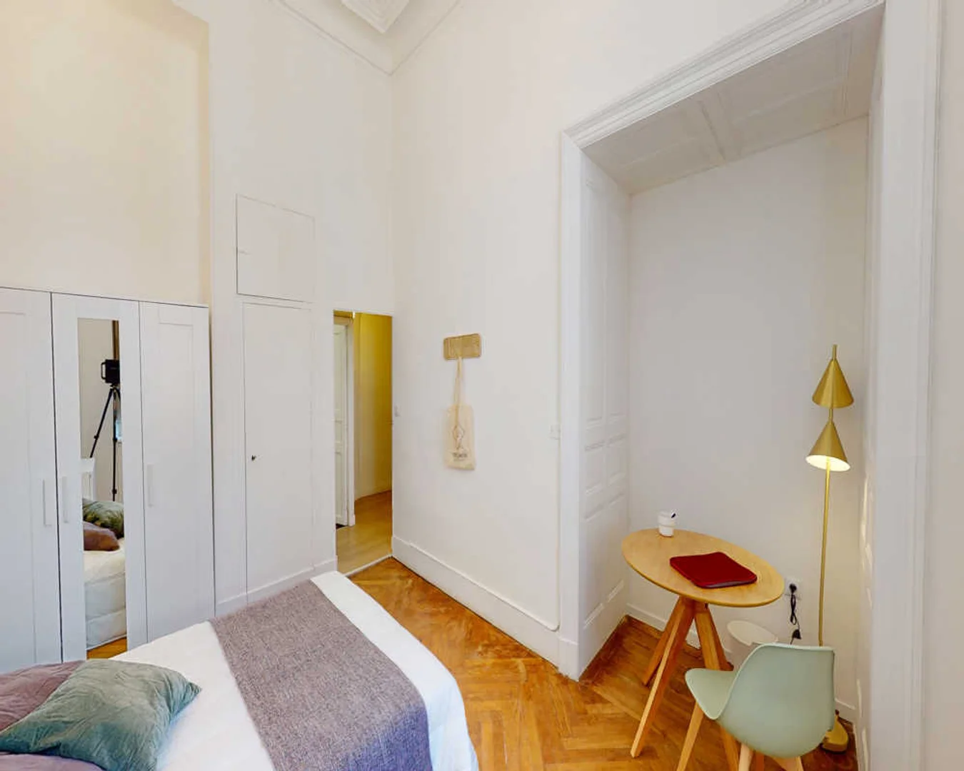 Habitación estudiantil funcional perfecta para estudiar en