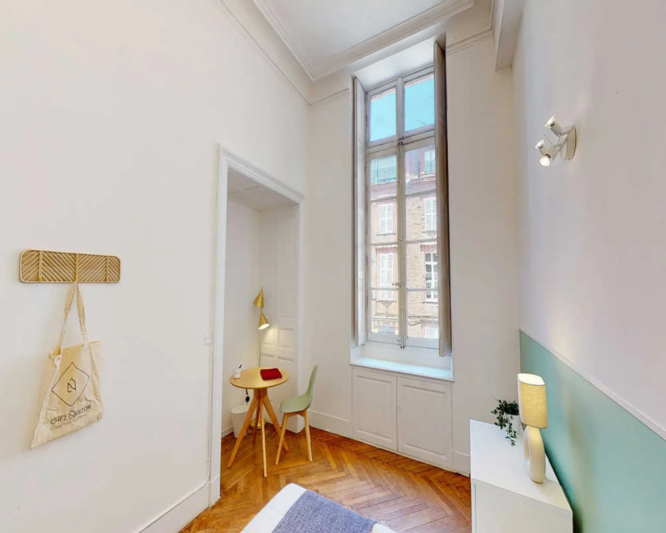 Habitación para estudiantes en con área de estudio y facilidades compartidas