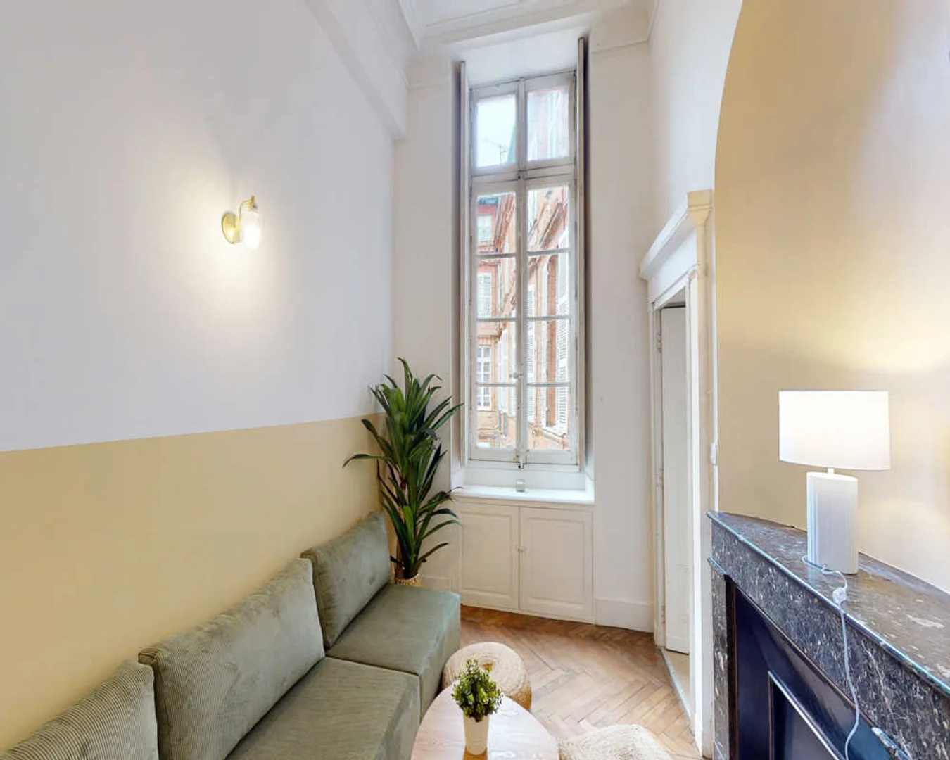 Habitación estudiantil luminosa y aireada con fácil acceso a la universidad en