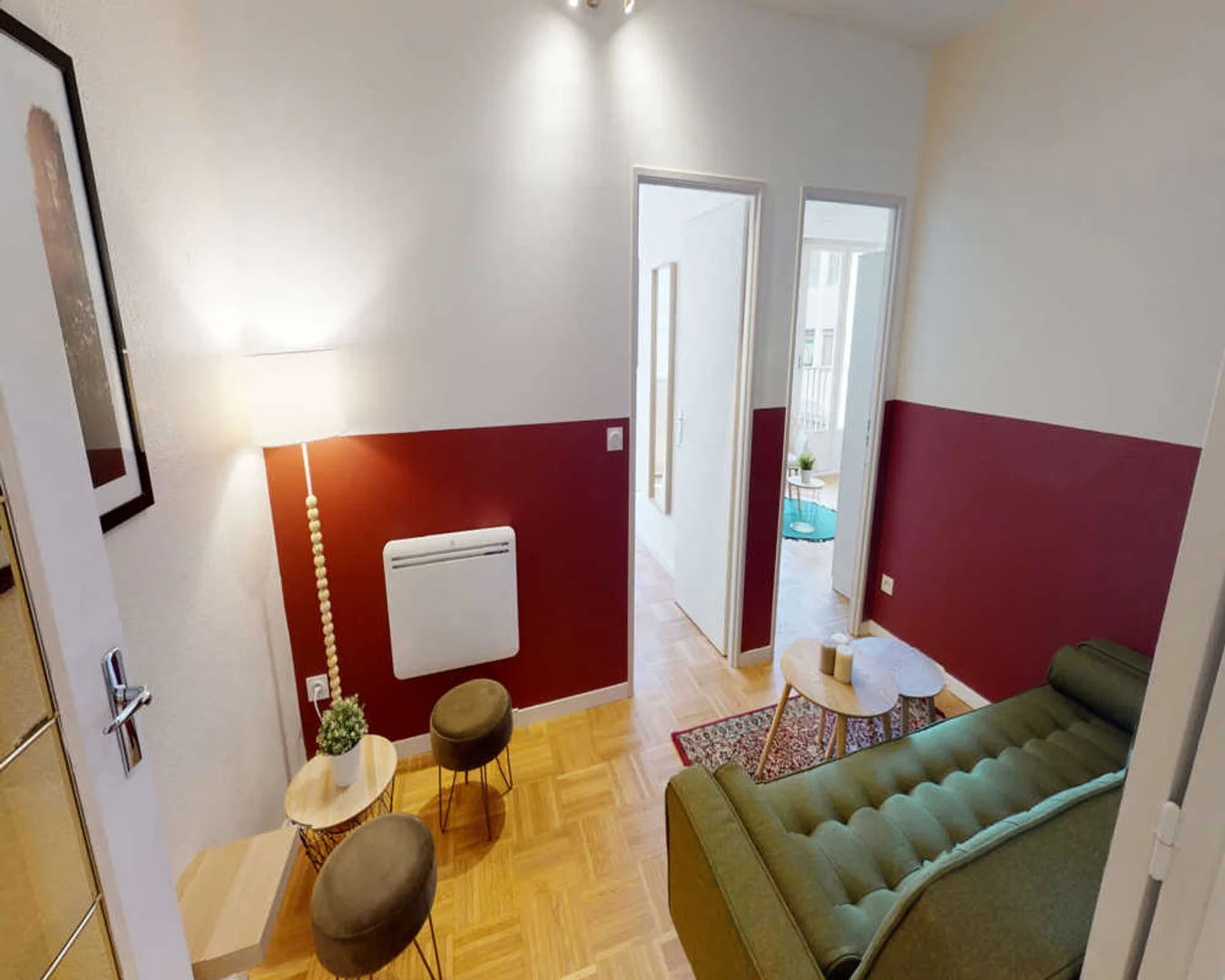 Quarto acessível para estudantes com iluminação ampla em