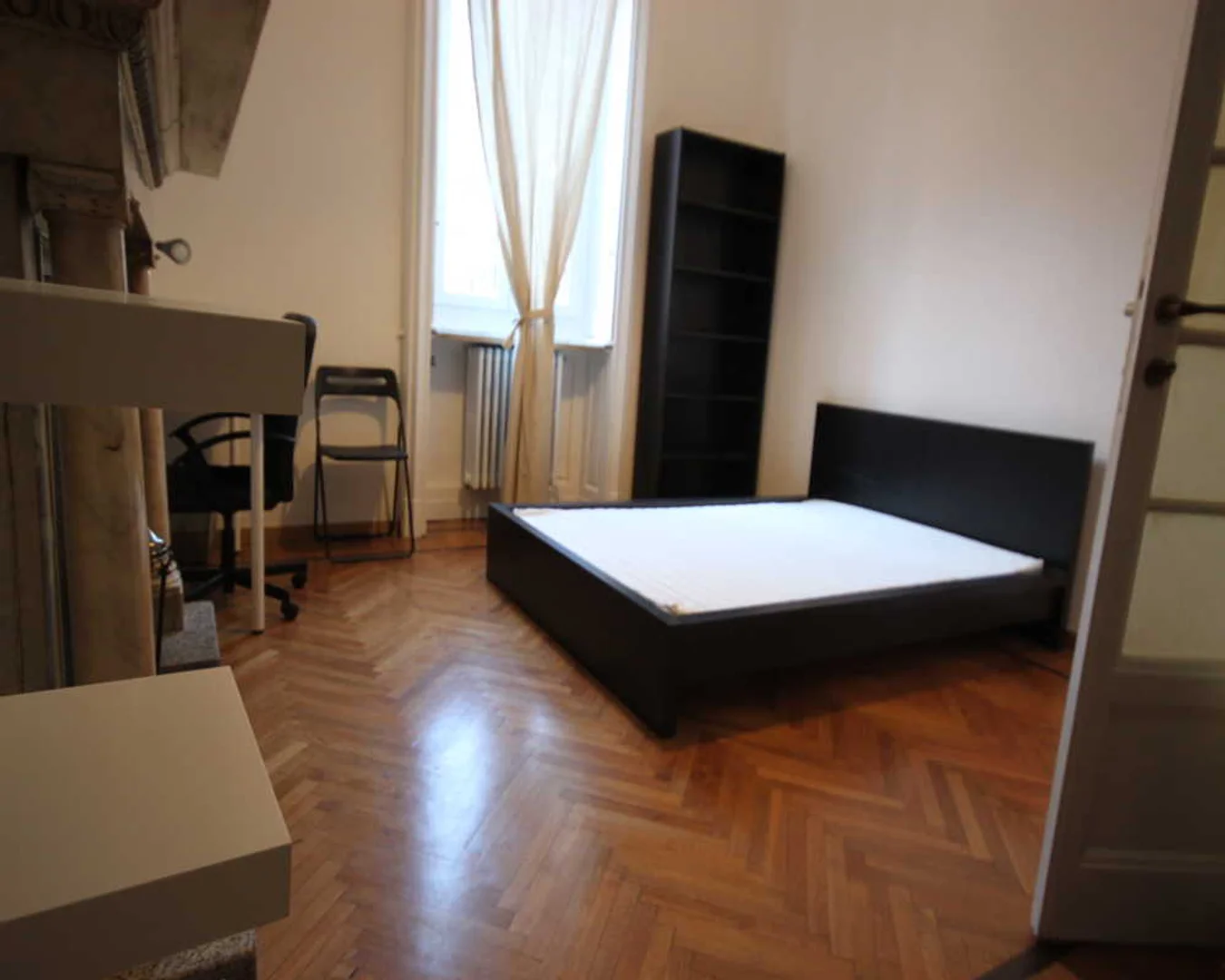Quarto acessível para estudantes com iluminação ampla em