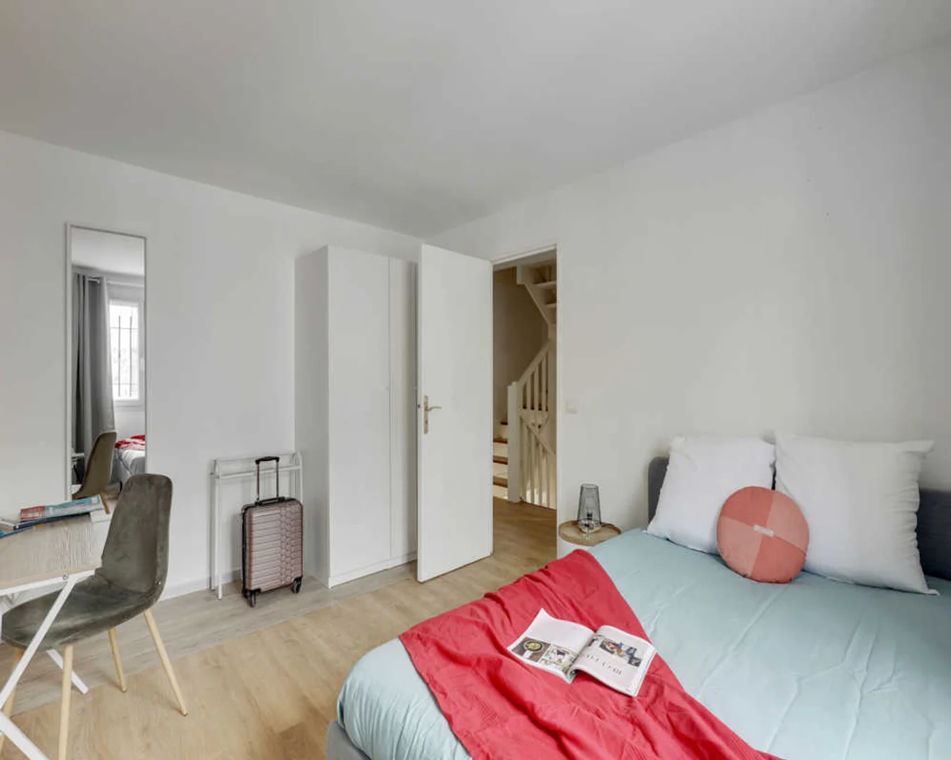 Chambre abordable pour les étudiants avec un bon éclairage dans 
