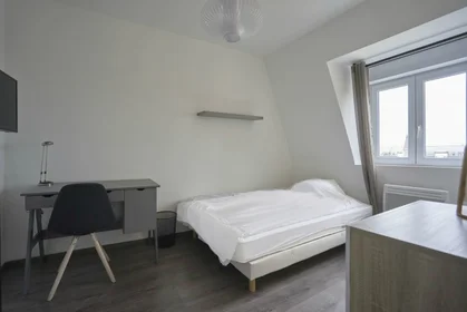 Cheap private room in {area}