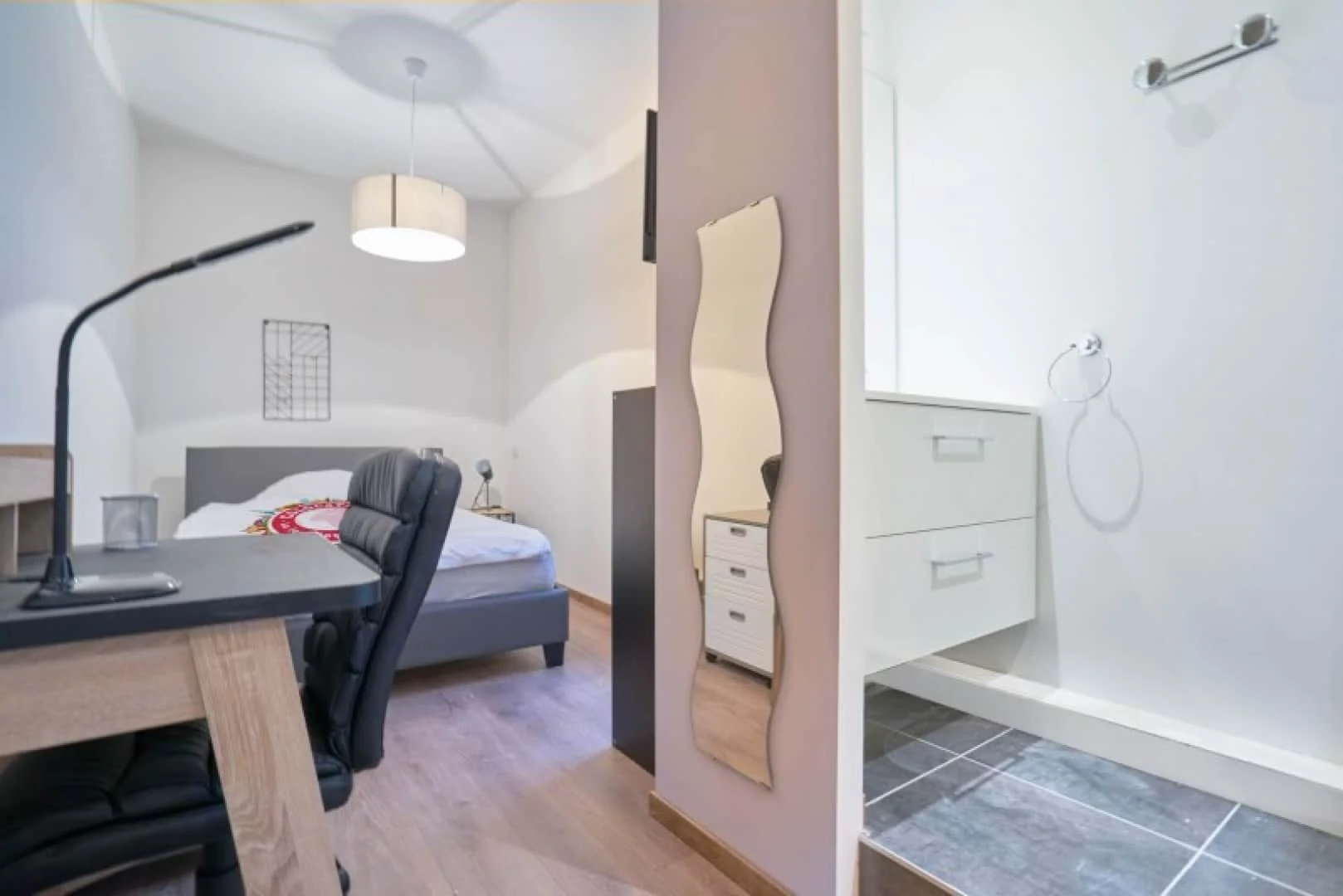 Habitación estudiantil económica con ubicación conveniente en 
