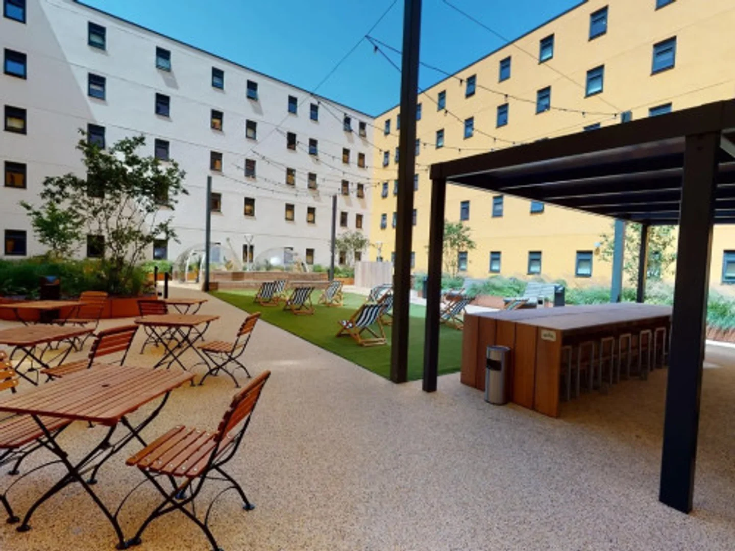 Chambre d'étudiant à  avec espace d'étude et installations communes