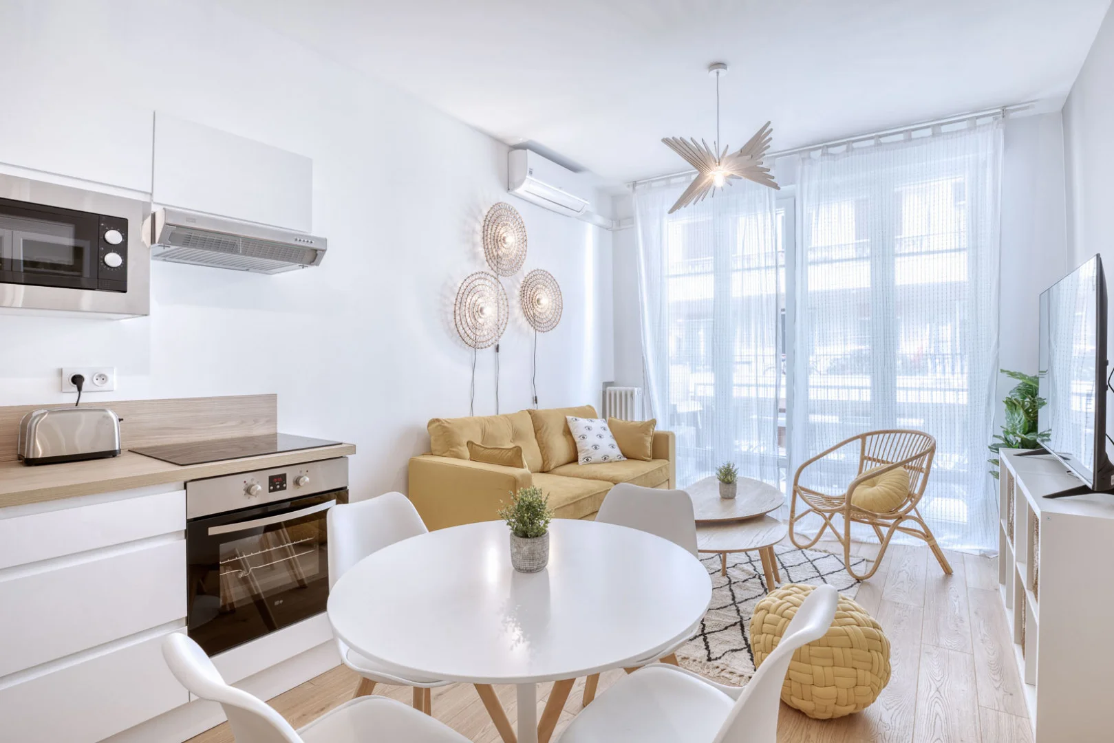 Habitación estudiantil luminosa y aireada con fácil acceso a la universidad en 