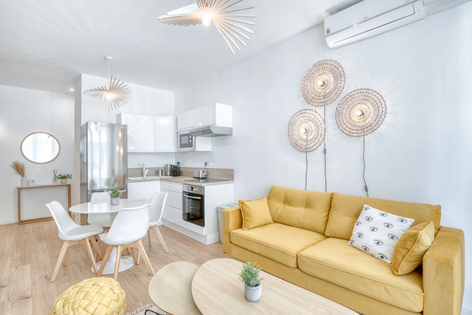 Habitación estudiantil funcional perfecta para estudiar en 