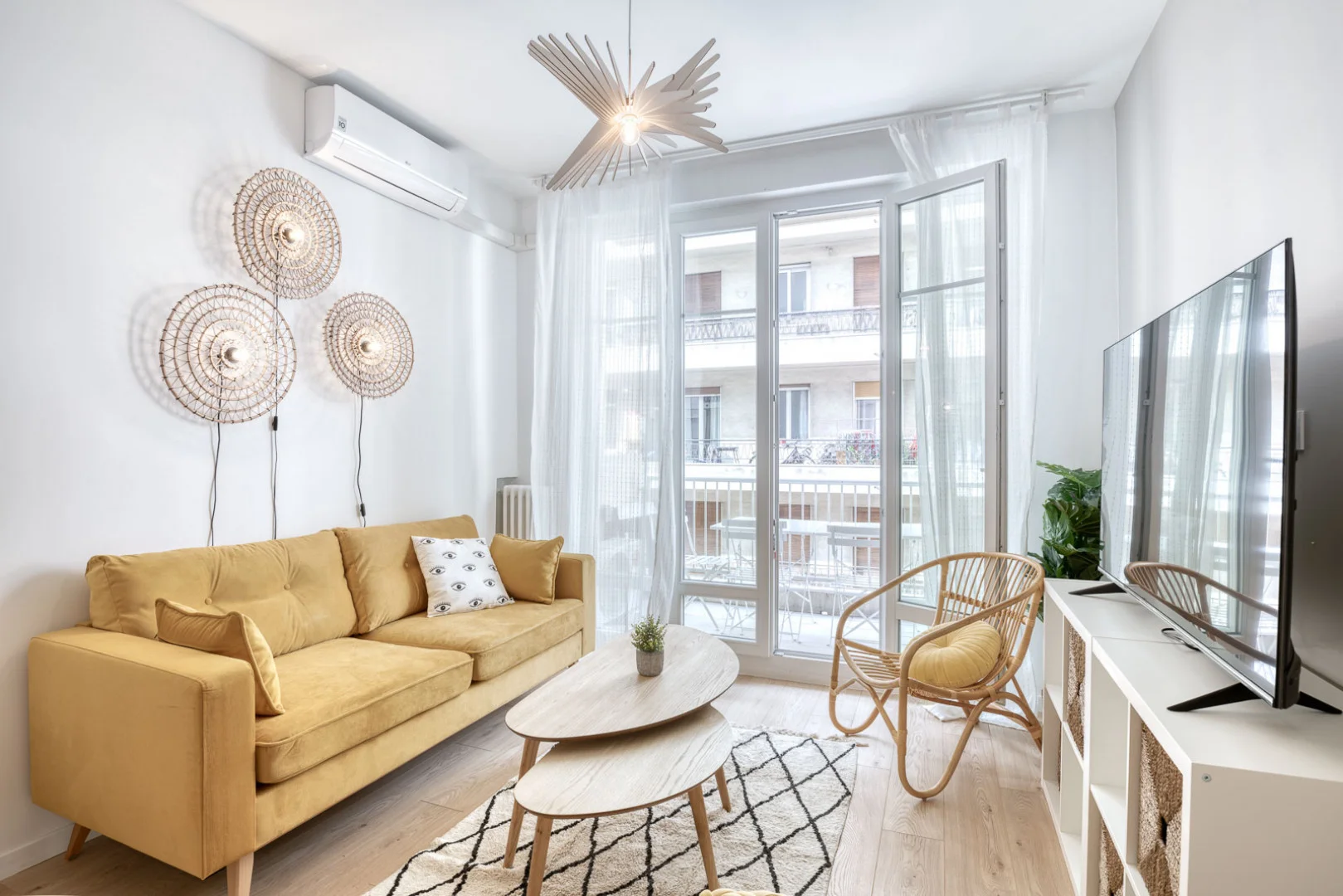 Habitación estudiantil funcional perfecta para estudiar en 