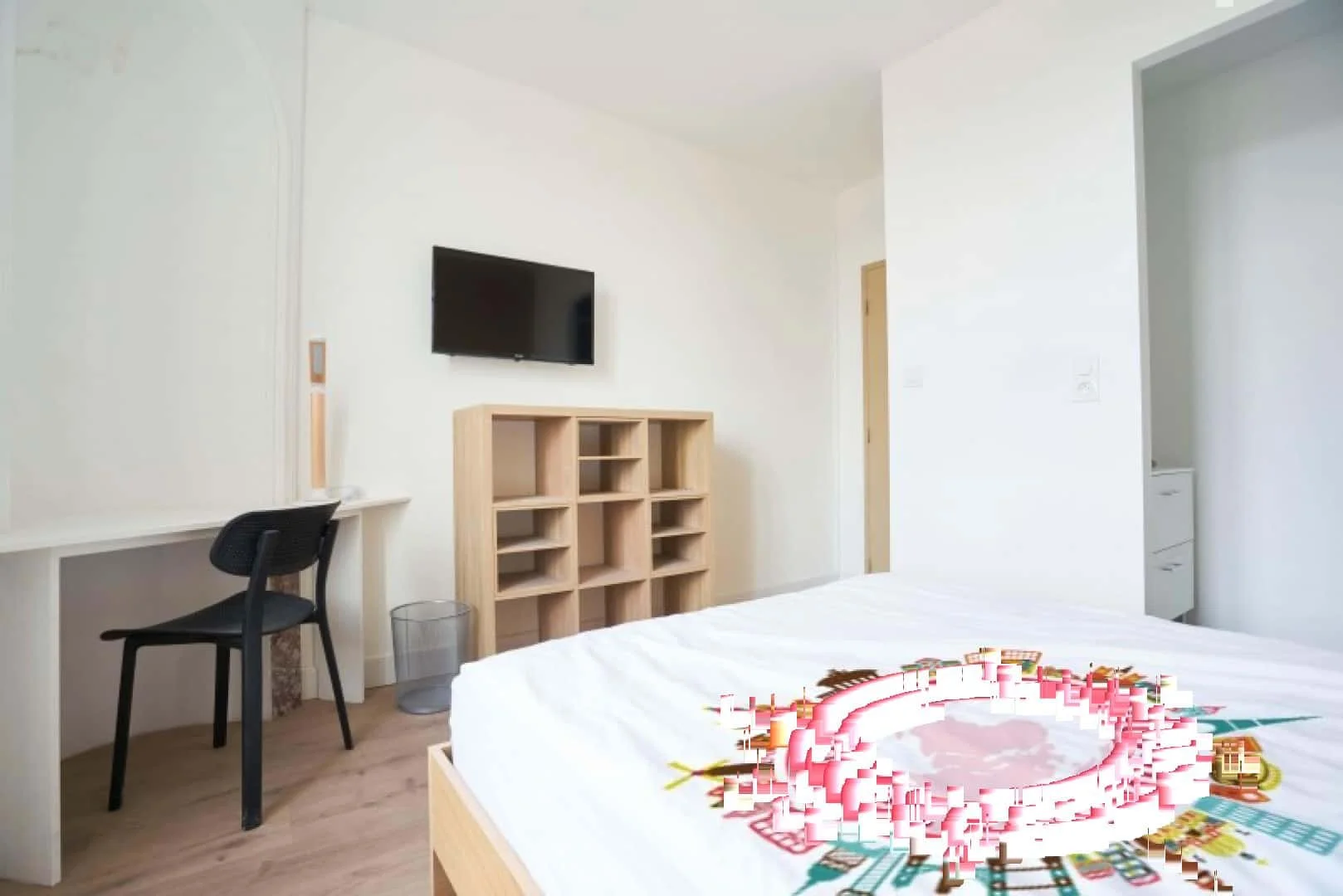 Habitación estudiantil funcional perfecta para estudiar en 