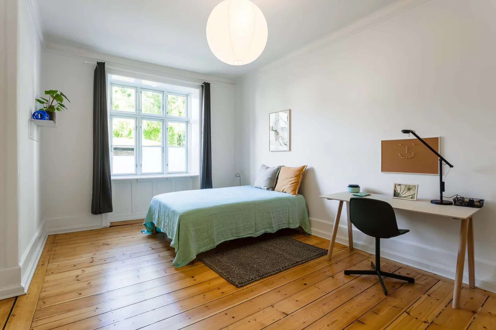Habitación estudiantil funcional perfecta para estudiar en 